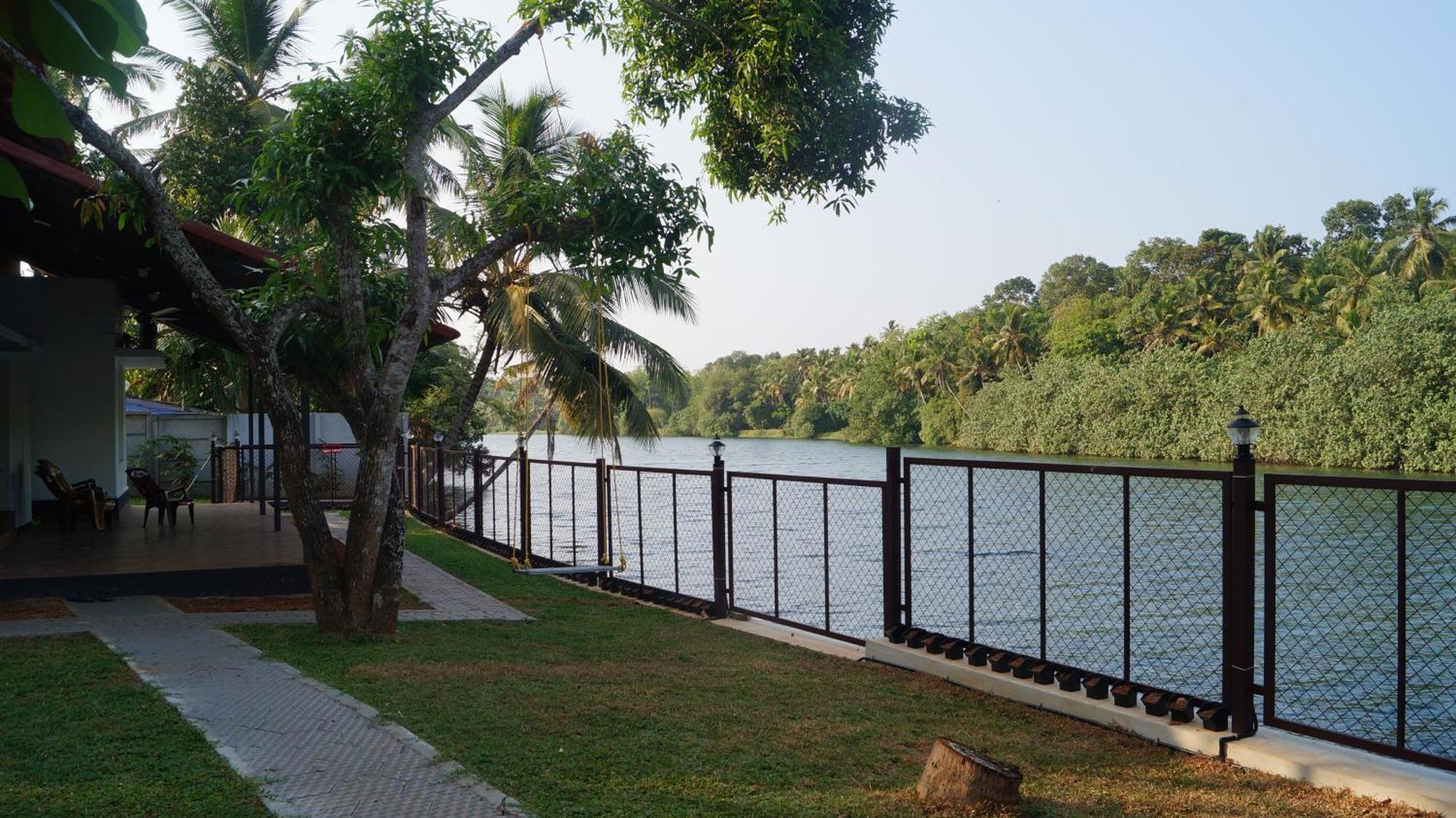 Blue Lake Villa Kollam Extérieur photo