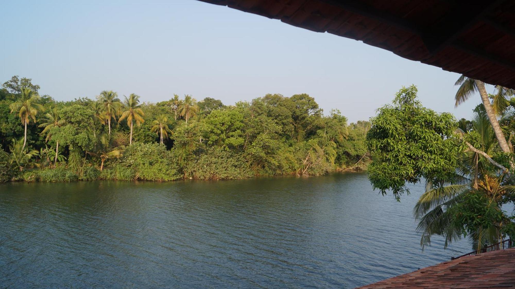 Blue Lake Villa Kollam Extérieur photo