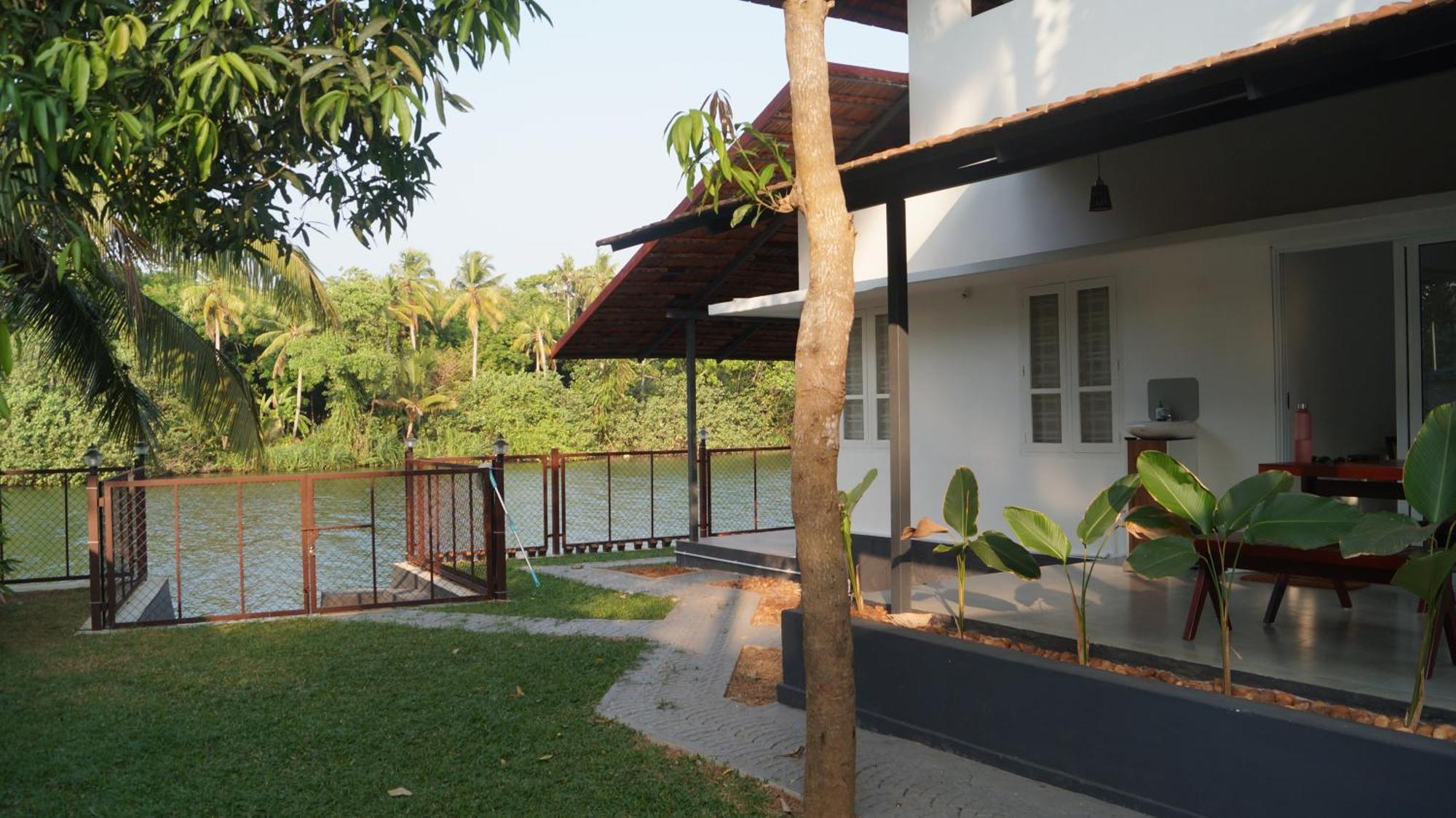 Blue Lake Villa Kollam Extérieur photo
