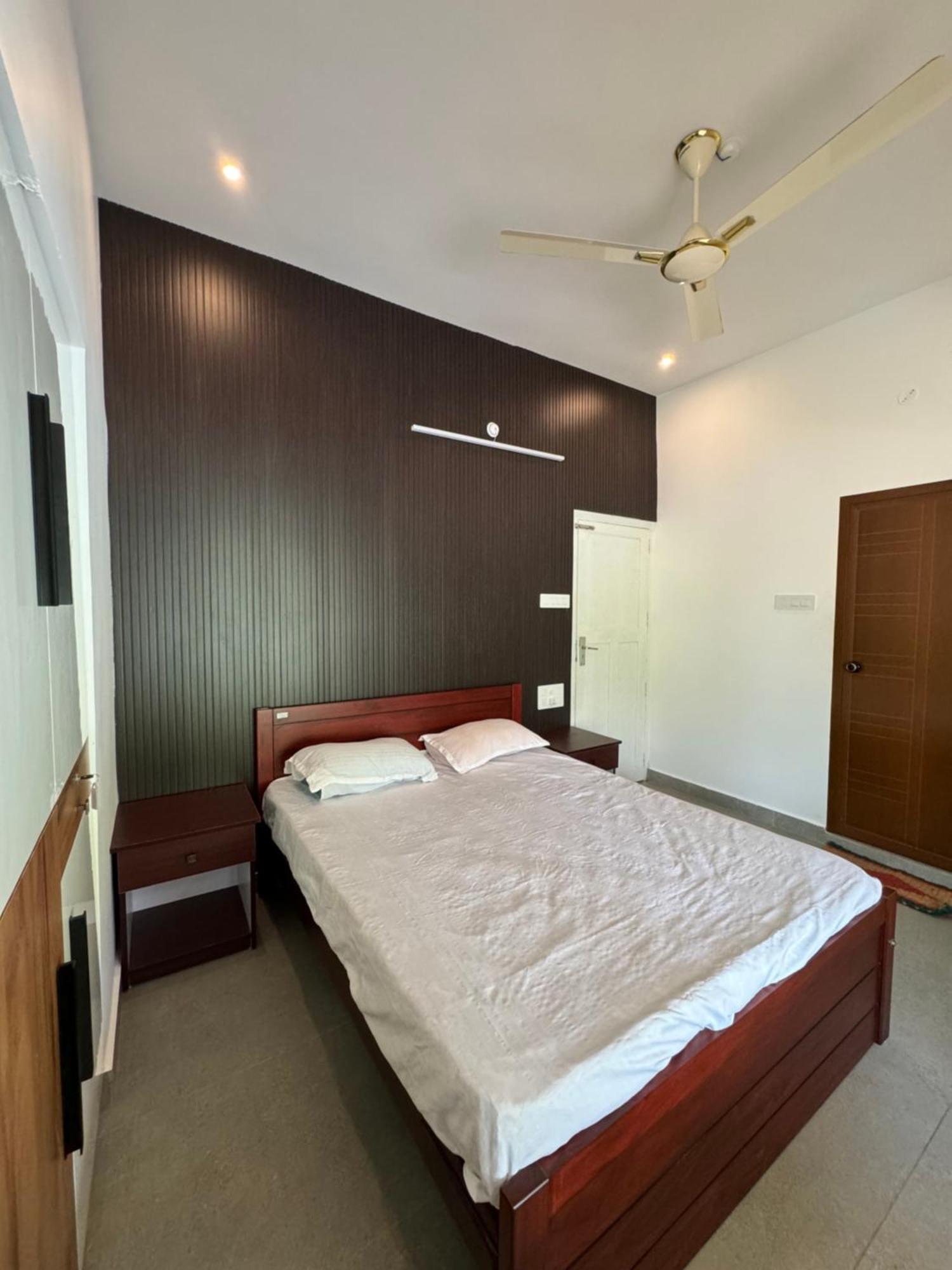 Blue Lake Villa Kollam Extérieur photo