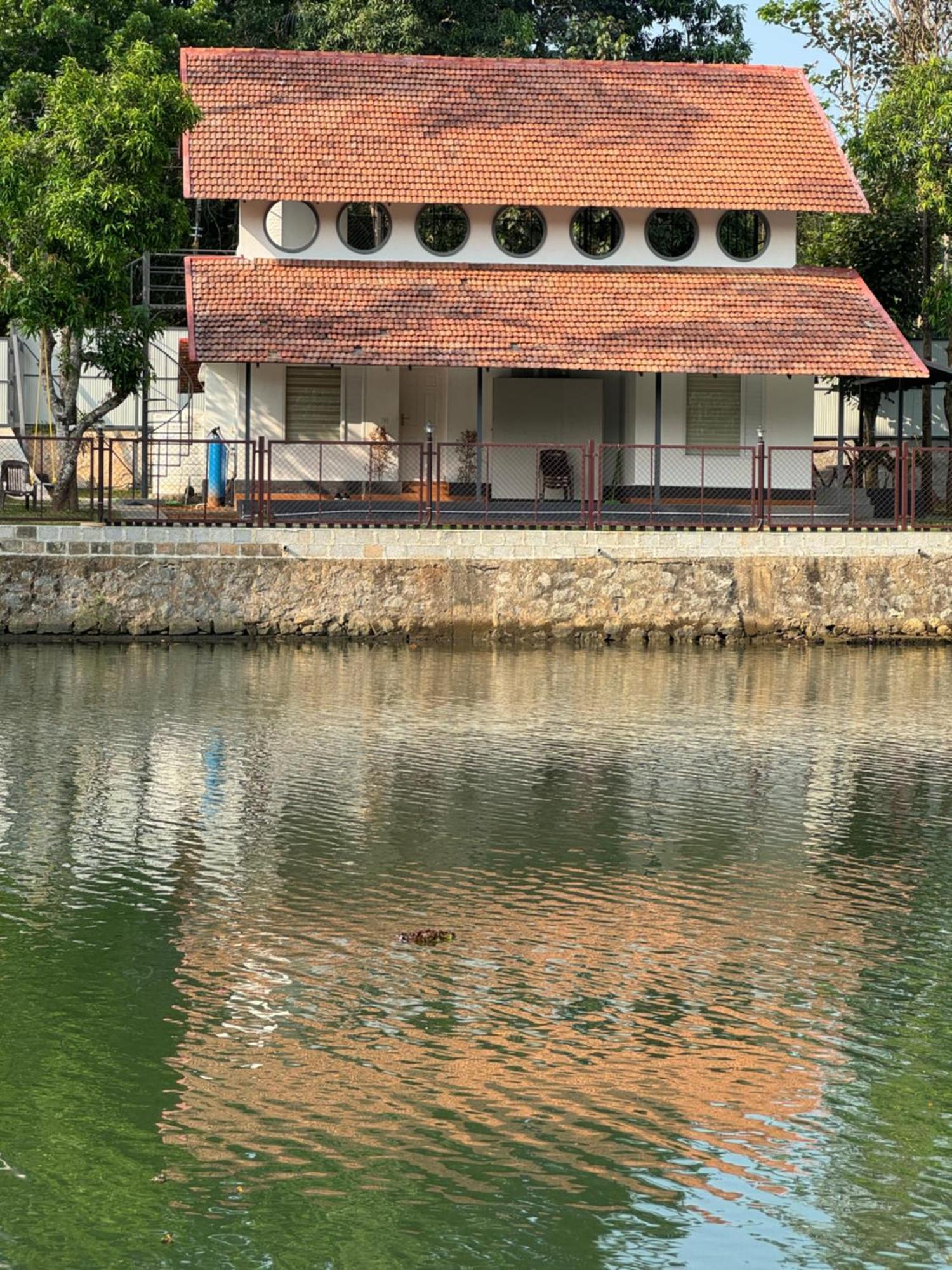 Blue Lake Villa Kollam Extérieur photo